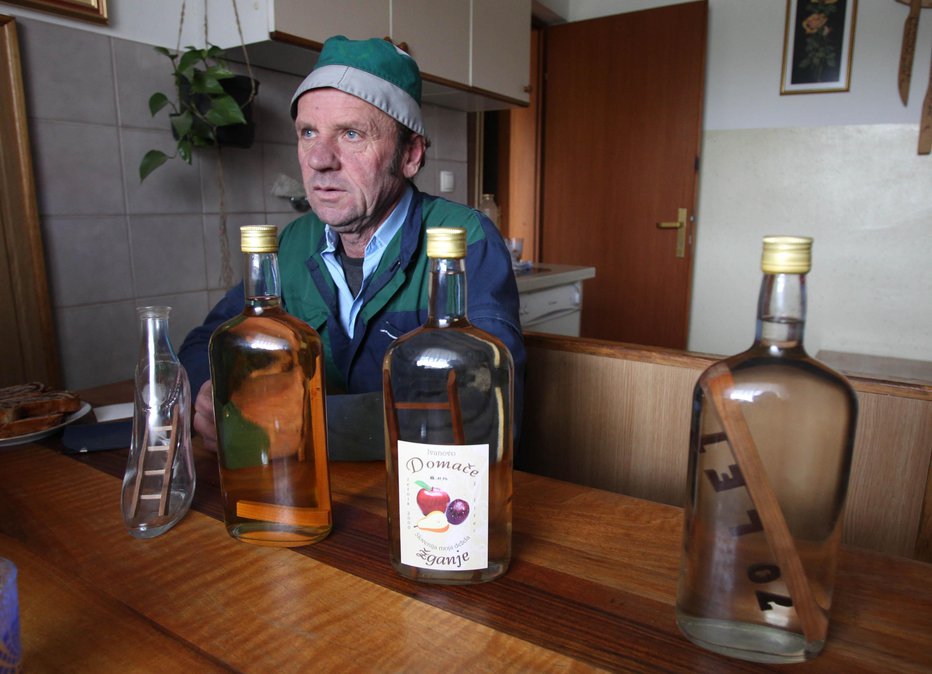 Fotografija: Škarjevi, oz. po domače Urškinovi, kuhajo izvrstno domače žganje. FOTO: Dejan Javornik
