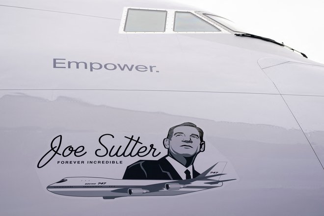 Na zadnjem 747 so takole počastili Joeja Sutterja. FOTO: David Ryder/REUTERS
