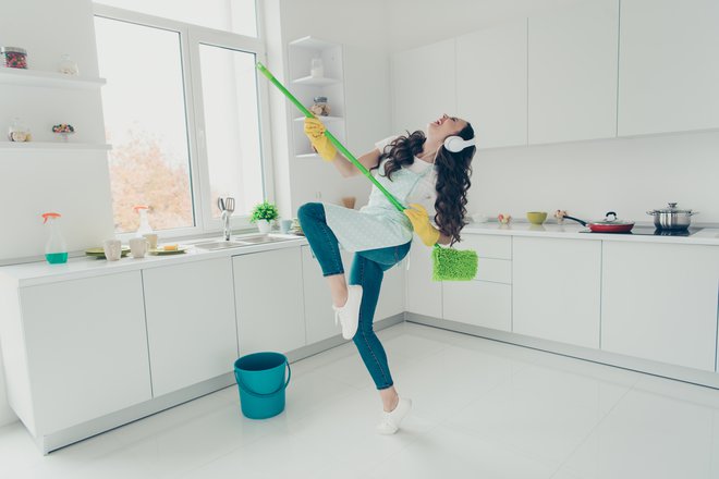 Spomladansko čiščenje je lahko zabavno. FOTO: Getty Images
