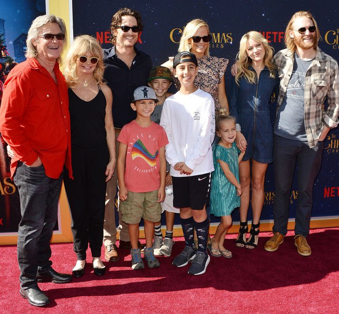 Na nasmejani družinski fotografiji manjkata le Kurtov sin Boston in Kate Hudson z družino.
