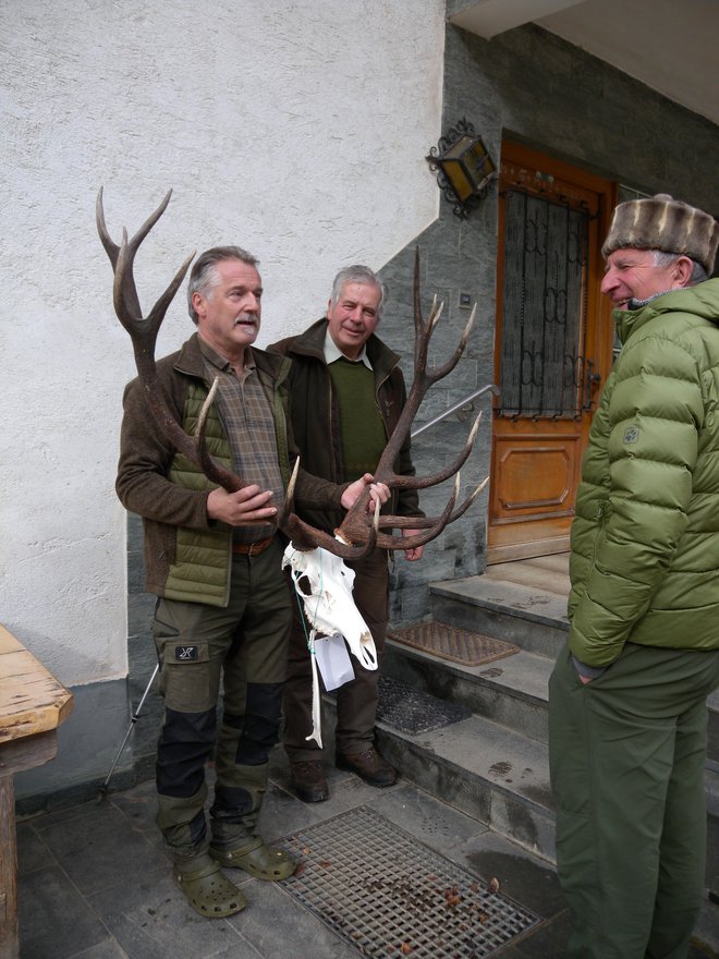 Franc Smrtnik s trofejo jelena iz lastnega lovišča
