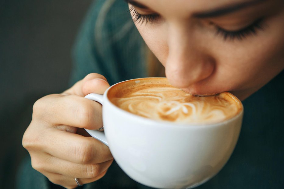 Fotografija: Kave seveda ne smemo piti prepozno, saj bomo s tem motili spanec. FOTO:  Getty Images
