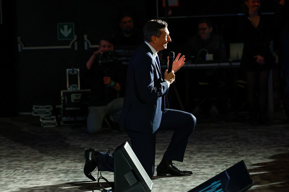 Fotografija: Takole je Pahor pokleknil pred eno izmed udeleženk na Dnevu družabnih omrežij. FOTO: MEDIASPEED.net
