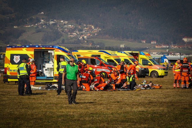 Na prizorišče so takoj prihiteli gasilci, policisti, ekipe iz UKC Maribor in službe nujne medicinske pomoči.
