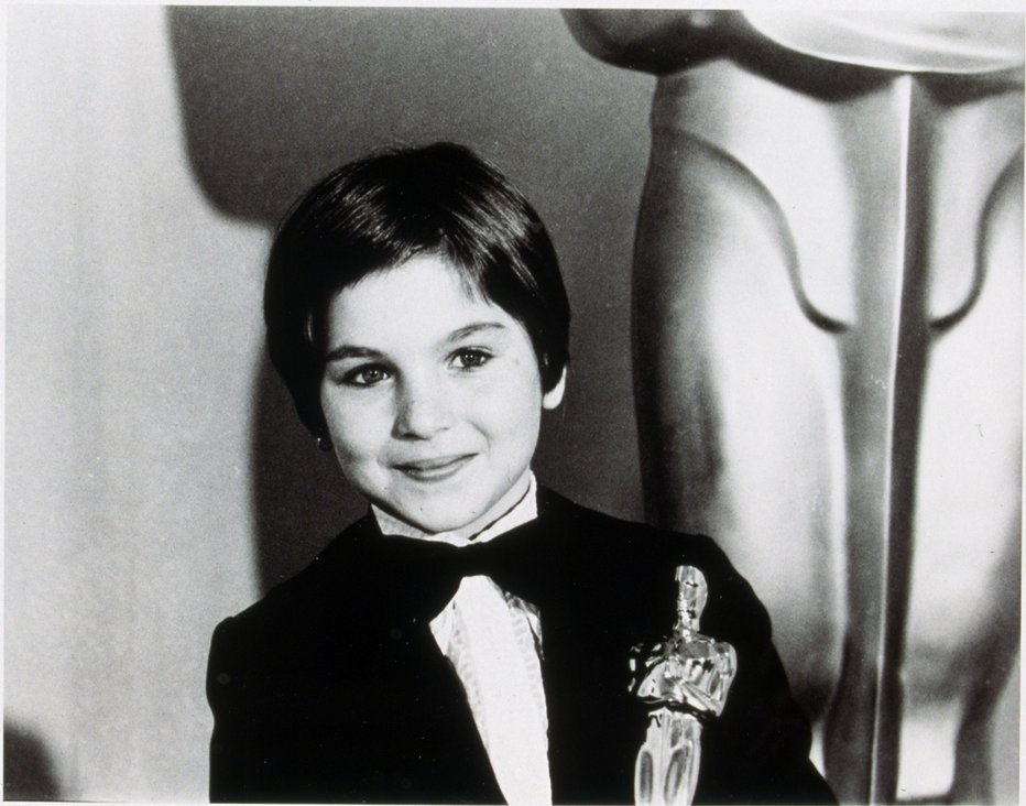 Fotografija: Papirnata otroškost

Hči Ryana O'Neala, Tatum, je leta 1974 kot desetletnica prejela oskarja za stransko igralko v filmu Papirnata luna. Od tedaj je posnela bolj malo filmov, čeprav se zadnje čase vrača k njim, imela pa je veliko zasebnih težav, tudi z drogami.
