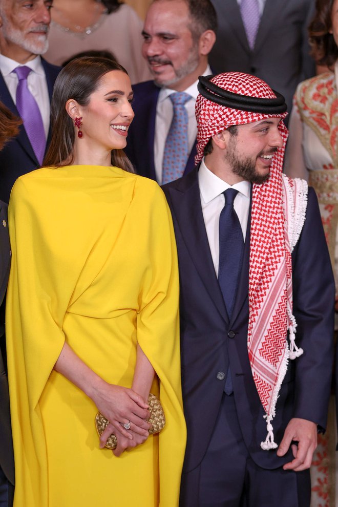 Princ Husein je mlajšo sestro popeljal pred oltar, potem pa užival v družbi zaročenke Radžve Al Saif, s katero se bo poročil junija.
