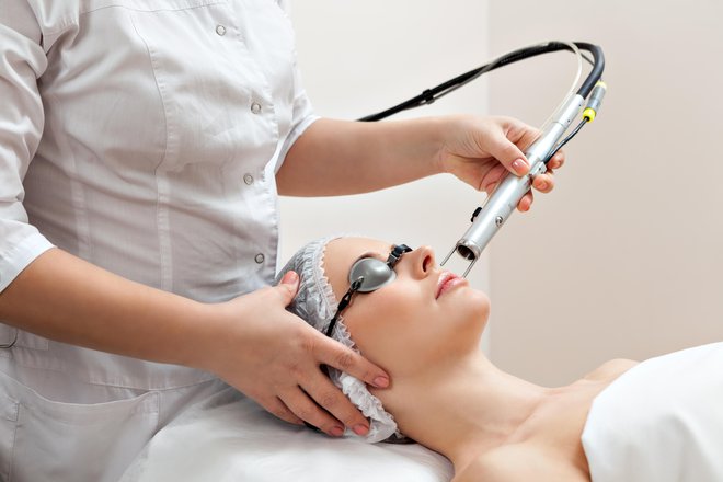 Lasersko pomlajevanje kože naj vselej opravi dermatolog ali lepotni kirurg. FOTO: Tolstnev/Getty Images

