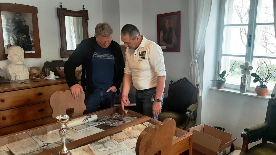 Fotografija: Zdajšnji lastnik Dimnikove gostilne je Rudiju razkazal spominsko sobo. FOTO: Osebni arhiv 

