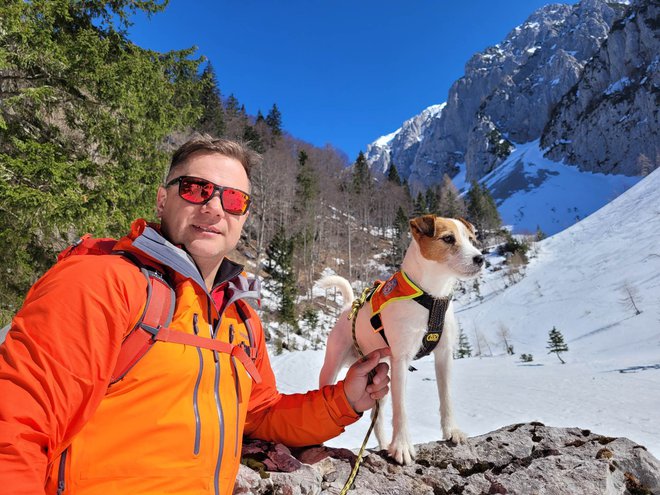 Tržiški gorski reševalec Blaž Belhar s Kjujem, najmanjšim slovenskim reševalnim psom.
