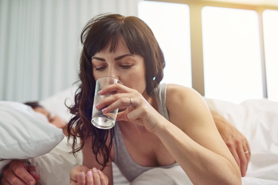 Fotografija: Kozarec ali dva vode sta v redu, vendar ni v redu, če se zbudite in je popijete vedro. FOTO: Peopleimages, Getty Images
