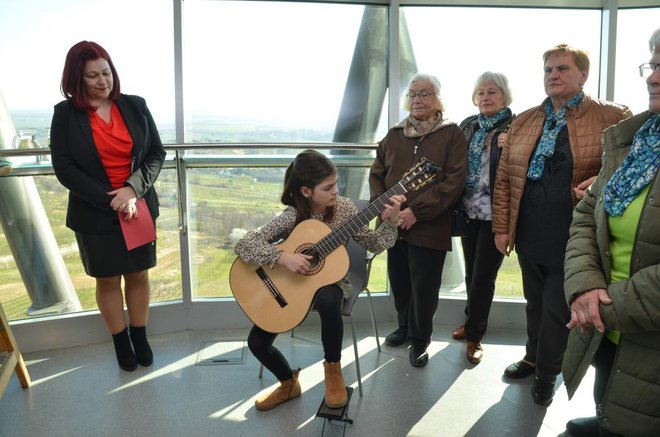 Odprtje je popestrila učenka 4. razreda kitare Glasbene šole Lendava Maša Magyar.
