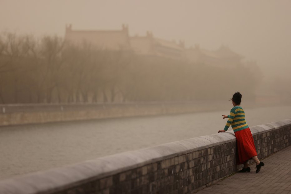 Fotografija: Pogled iz bližine Prepovedanega mesta, medtem ko je samo mesto Peking ovito v smog. FOTO: Tingshu Wang, Reuters
