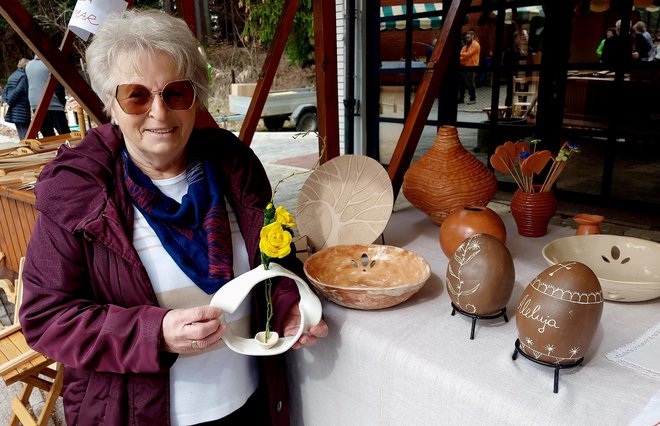 Jožica Vidmar je razstavila keramične umetnine.
