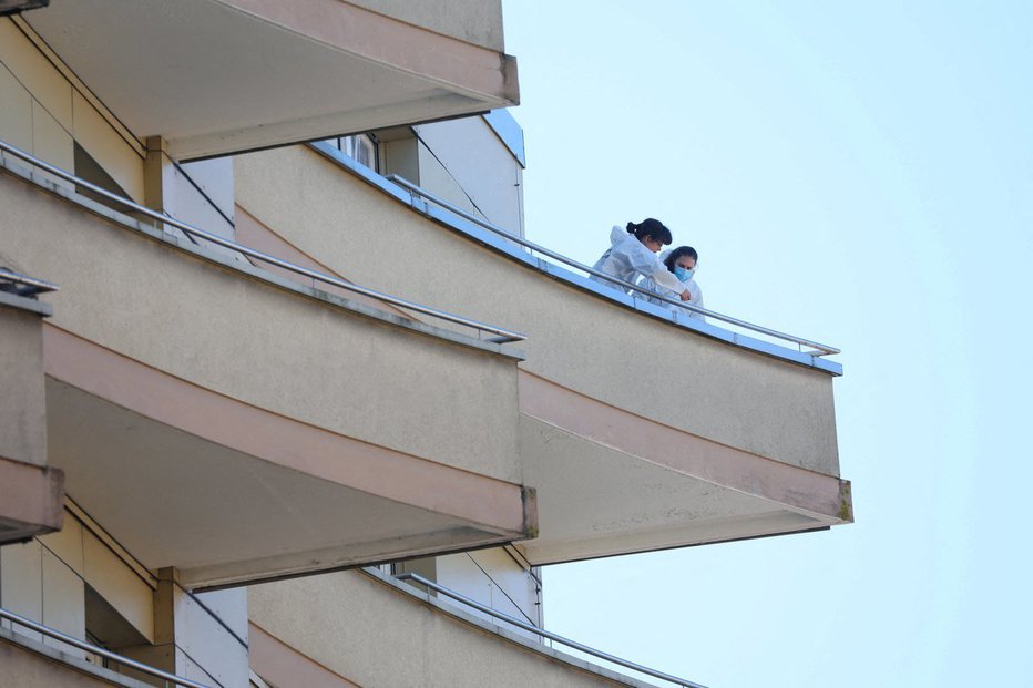 Fotografija: Usodni balkon. FOTO: Denis Balibouse, Reuters
