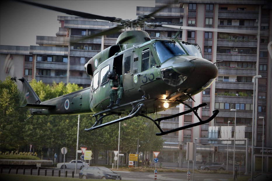 Fotografija: S helikopterjem Slovenske vojske so osebo prepeljali v UKC Ljubljana. FOTO: Jože Miklavc
