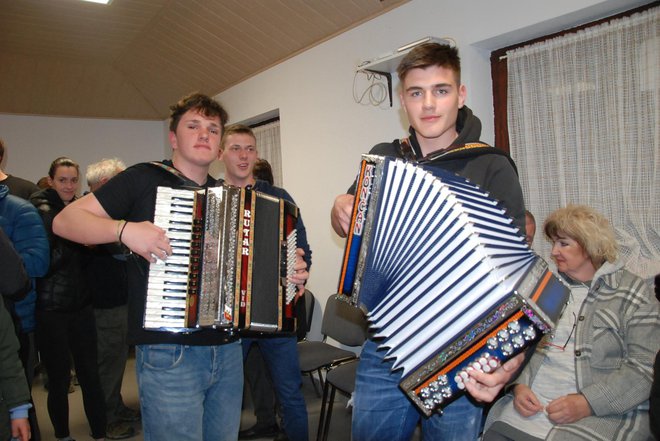 Harmonikarja Matic Korošec in Vid Vatovec sta skrbela za zabavo.
