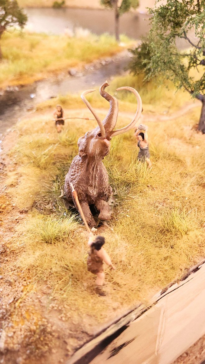 So haben sie vor 22.000 Jahren in Nevlje gegen ein Mammut gekämpft.  FOTO: Drago Perko