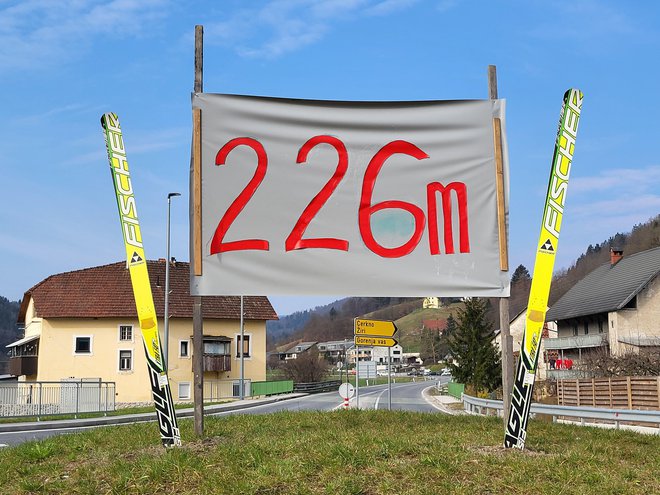 Na novem krožnem toku transparent ob svetovnem rekordu domačinke FOTO: Drago Perko
