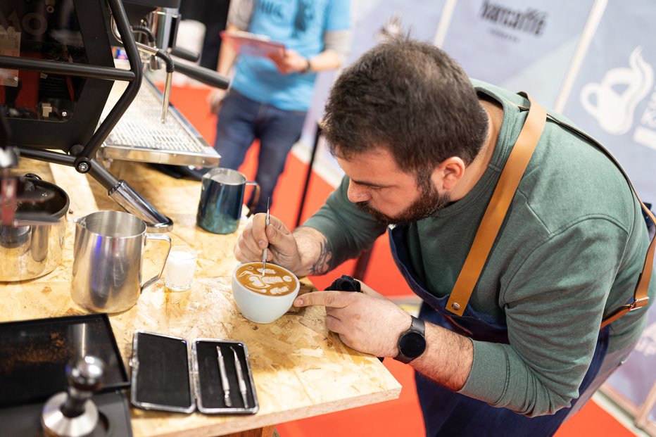 Fotografija: Prvak mlečne umetnosti, kategorije Slovenia Latte Art Cup, je Andrej Horvat. FOTO: Celjski sejem
