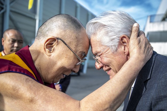Z dalajlamo sta velika prijatelja.
