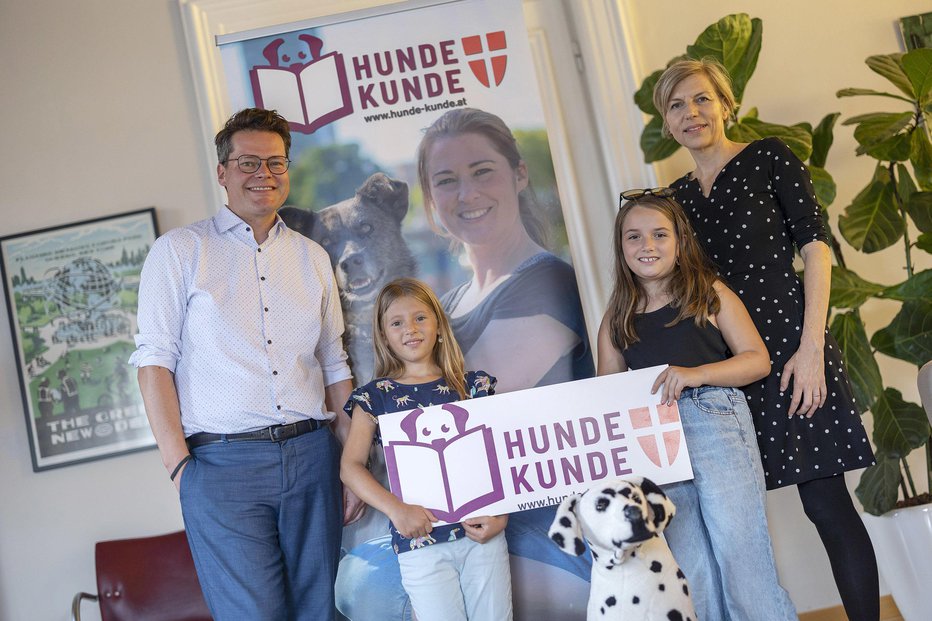 Fotografija: Dunajski mestni minister za živali Jürgen Czernohorszky med propagiranjem učnih ur o psih za osnovnošolce FOTO: Bobo Dujmić
