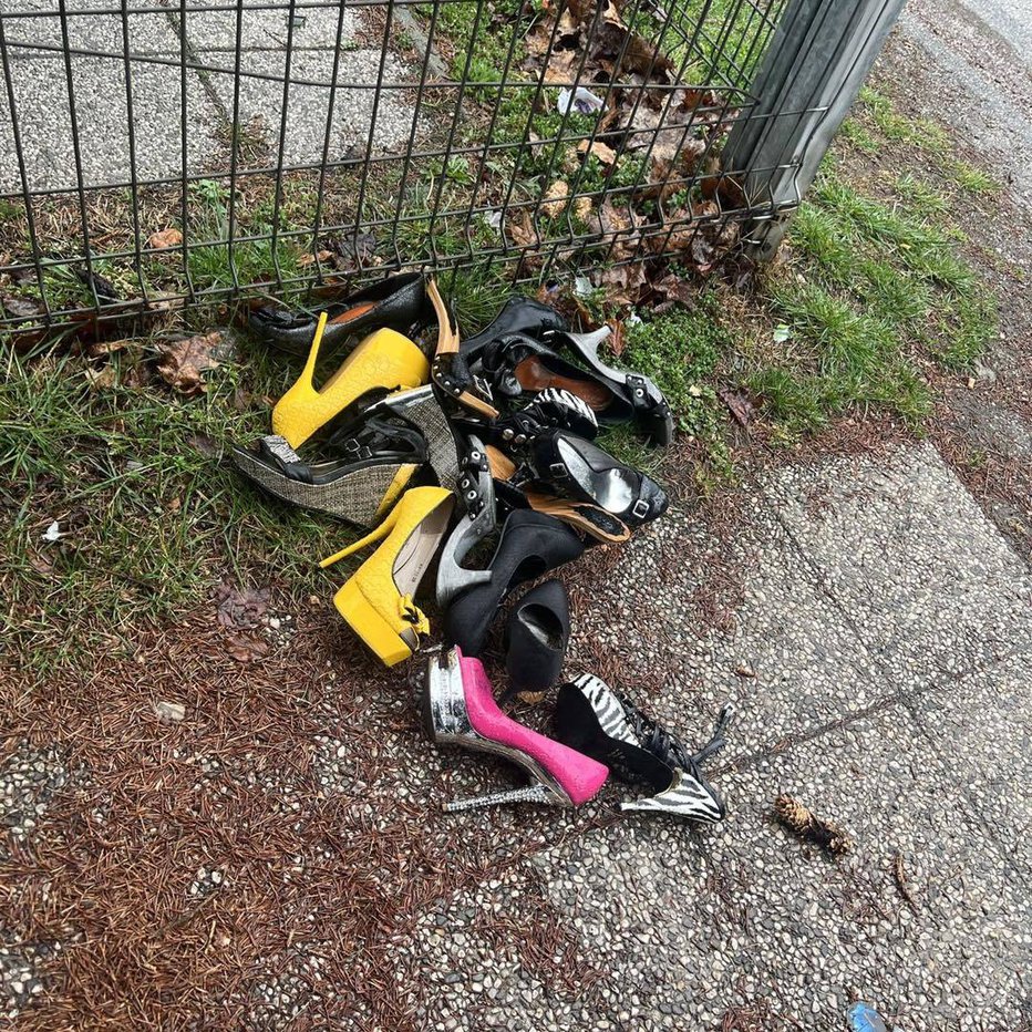 Fotografija: Našli so kup čevljev z visoko peto. FOTO: Facebook
