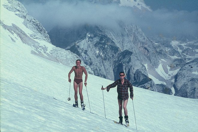Janez Dovžan (levo) avgusta okrog leta 1965, ko so na ledeniku še smučali in se sončili. FOTO: osebni arhiv Janez Dovžan
