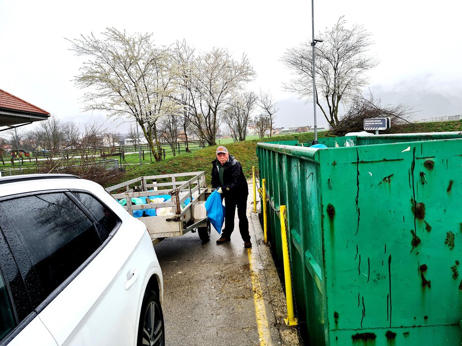 Fotografija: Odpadke je v zbirni center pripeljal tudi cerkljanski župan Franc Čebulj. FOTO: Arhiv Franc Čebulj
