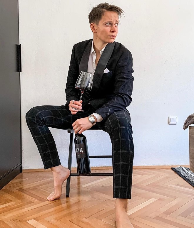 Vplivnica Katka Bogataj pravi, da je bil opravljen tečaj za sommelierko ena najboljših naložb v njenem življenju. Sprva je mislila, da bo zadovoljna že s kombiniranjem vin in hrane, a je njeno znanje o žlahtni kapljici v zadnjih dveh letih dobilo povsem nove razsežnosti.
