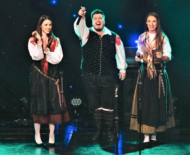 Monika Avsenik, Luka Sešek in Lucija Selak so izvrsten pevski tercet.
