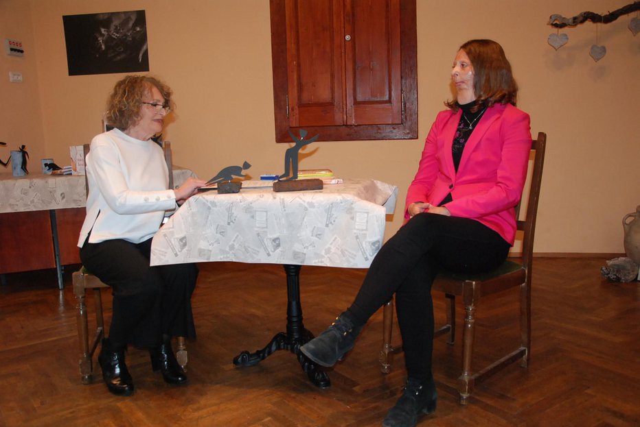 Fotografija: Katja Škerlj (desno) je svojo življenjsko zgodbo razkrila v pogovoru z Dušanko Kosmač. FOTOGRAFIJE: Olga Knez

