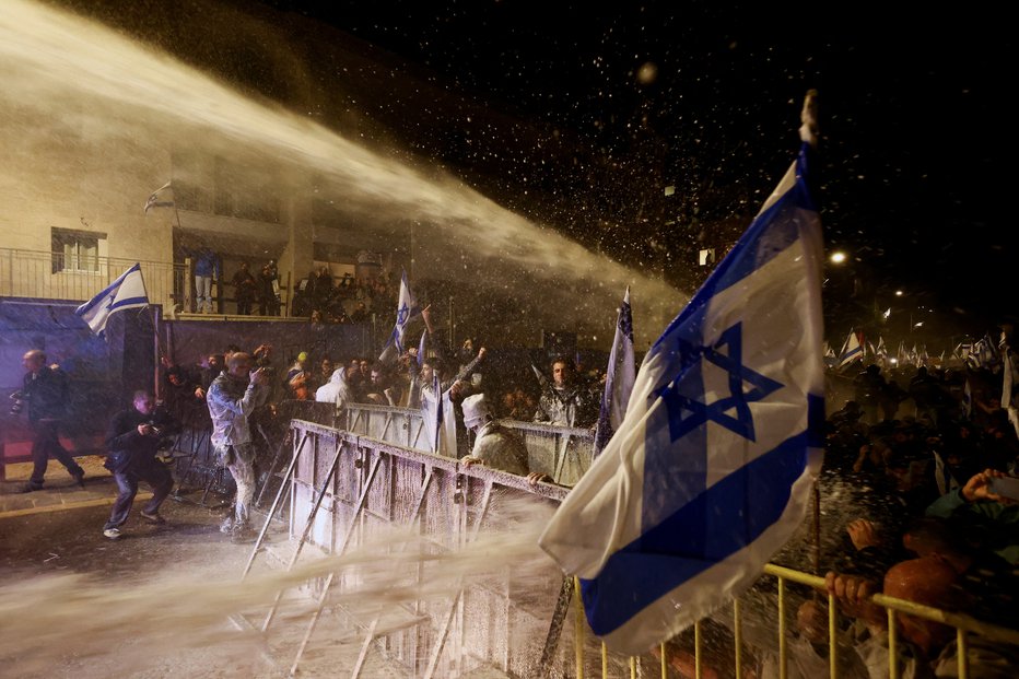 Fotografija: Policija je proti razjarjeni množici uporabila vodne topove. FOTO: Ronen Zvulun/Reuters