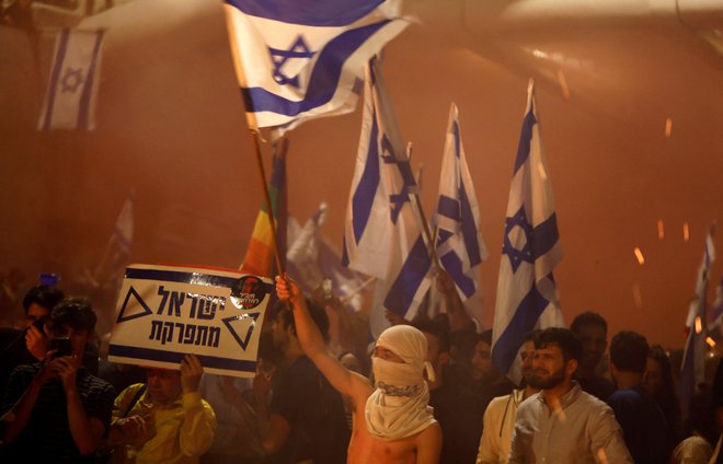 Zaradi sporne pravosodne reforme je Izrael že tedne prizorišče množičnih protestov. FOTO: Nir Elias/Reuters