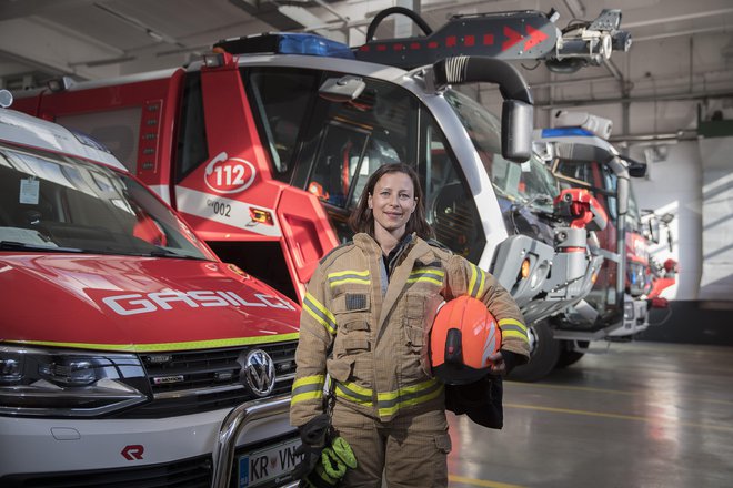 Njihova obleka in čevlji nimajo kovinskih delov, je povedala edina ženska v gasilsko-reševalni službi na brniškem letališču. FOTO: Leon Vidic