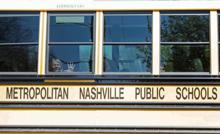 Fotografija: Otroci so jokali na avtobusu, ki zapušča šolo The Covenant School, po množičnem streljanju v šoli v Nashvillu. FOTO: Nicole Hester, usa Today Network Via Reuters
