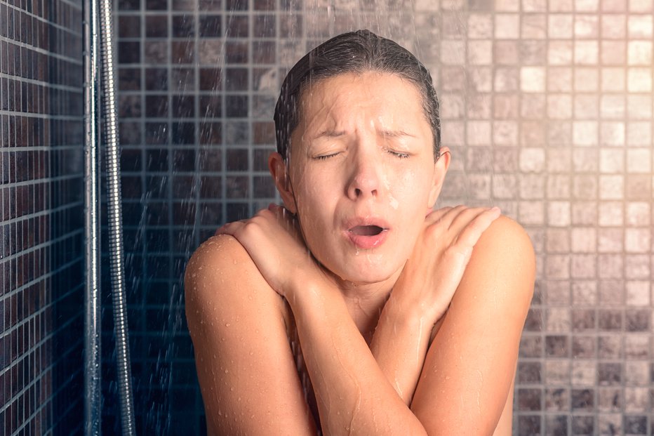 Fotografija: Ljudje že stoletja uporabljajo terapije s hladno vodo kot zdravljenje za poživitev in izboljšanje splošnega počutja. FOTO: Getty Images/istockphoto