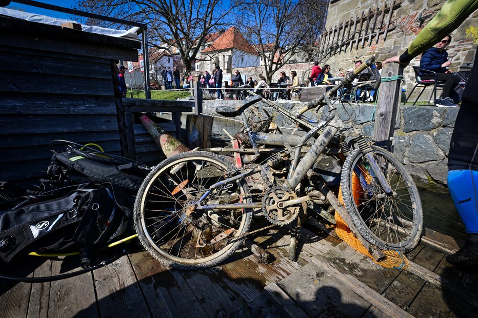 Fotografija: Zadnja leta iz reke večinoma potegnejo kolesa, prometne znake in nakupovalne vozičke. FOTO: Marko Pigac