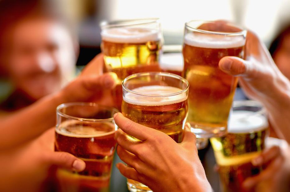 Fotografija: Ali to pomeni, da morate za zdravje popiti štiri kozarce piva na dan? FOTO: Arhiv Polet/Shutterstock 