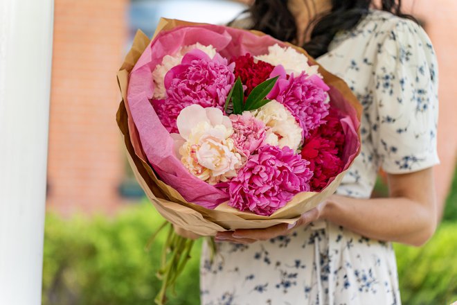 Pri nas so najpogostejši beli, svetli in temno rožnati ter rdeči cvetovi. FOTO: Macarosha/Getty Images