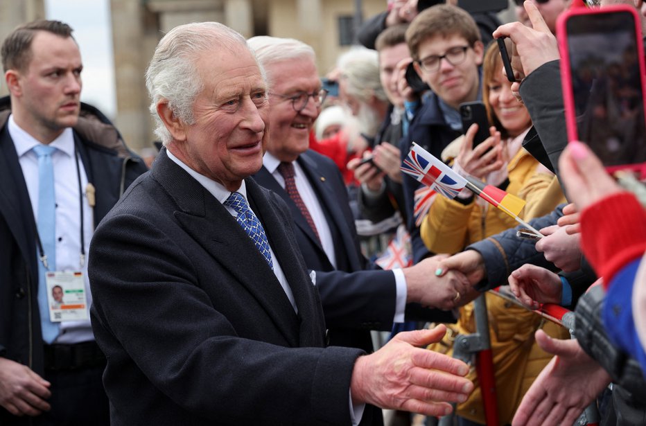 Fotografija: Stari in mladi so se zbrali, da bi kralju segli v roko. FOTO: ADRIAN DENNIS/Reuters