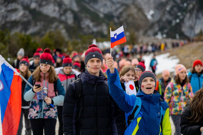 Opremljeni z zastavami in simboli so otroci iz vse Slovenije zjutraj prešerno krenili proti dolini pod Poncami.