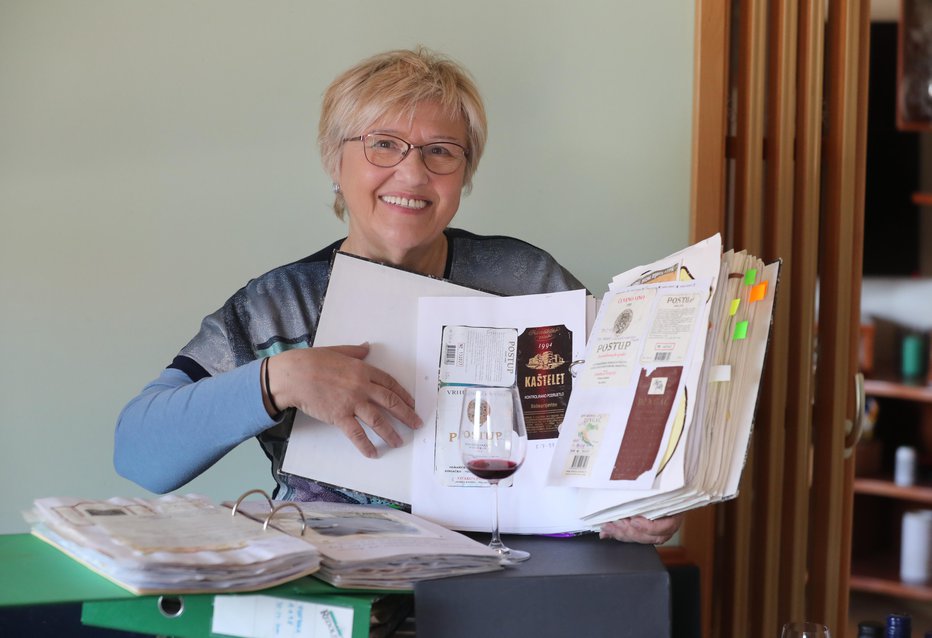 Fotografija: Zdravka Abram že 30 let zbira etikete z vin, ki jih je popila. FOTOGRAFIJE: Dejan Javornik