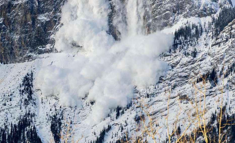 Fotografija: An avalanche occuring in the Rocky Mountains, near Canmore, Alberta FOTO: Stefonlinton Getty Images/istockphoto
