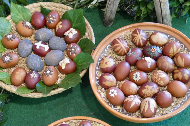 Jajca so kuhali v čebulnih olupkih.