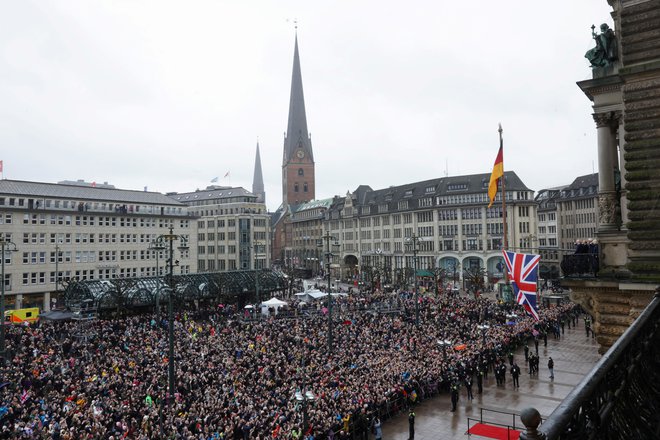 Am letzten Tag des Besuchs besuchte König Karel III.  ging nach Hamburg, wo ihn ebenfalls eine undurchdringliche Menschenmenge erwartete.  FOTO: Chris Jackson, Reuters