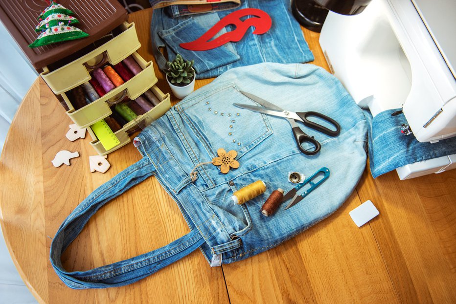 Fotografija: Hlače ali krilo iz džinsa povsem enostavno spremenimo v nakupovalno ali modno torbo. FOTO: Nataistock, Getty Images