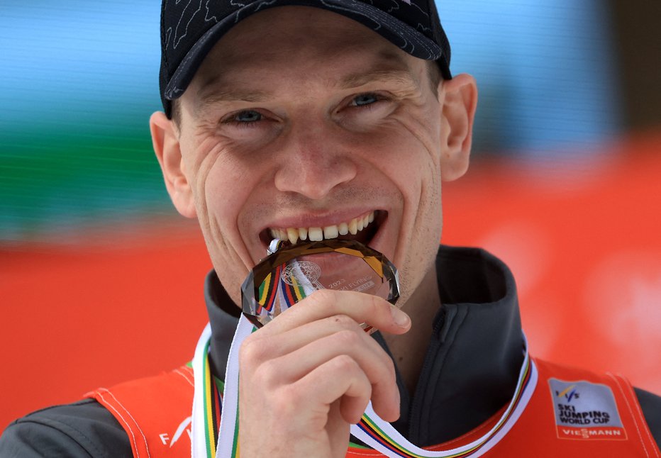 Fotografija: Anže Lanišek je kot četrti slovenski smučarski skakalec osvojil kolajno v skupni razvrstitvi svetovnega pokala. FOTOGRAFIJI: Borut Živulović, Reuters