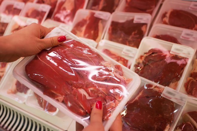 Svežo govedino, teletino, jagnjetino in svinjino lahko zamrznemo do enega leta. FOTO: Getty Images/iStockphoto