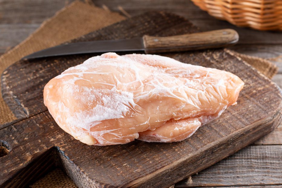 Fotografija: Kako dolgo lahko hranite piščanca v zamrzovalniku? FOTO: Qwart, Getty Images