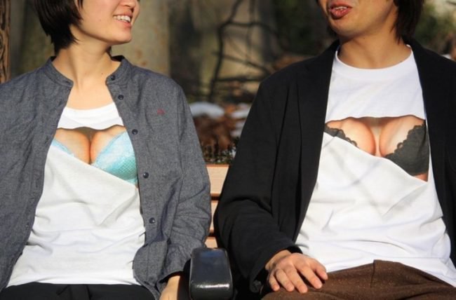 Fukuzawa je naredil tudi majice z optično iluzijo za dekleta z majhnimi prsi. FOTO: Arhiv proizvajalca 